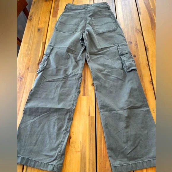 Hollister Womens Ultra High Rise Baggy Olive Green Cargo Pocket Pants Size 2R - Picture 2 of 5